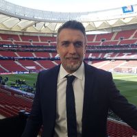 Gabriel Batistuta fue operado con éxito y mostró la prótesis que le colocaron