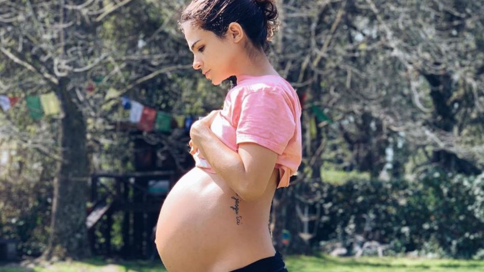 Agustina Cherri lució su gigantesca panza a días de dar a luz