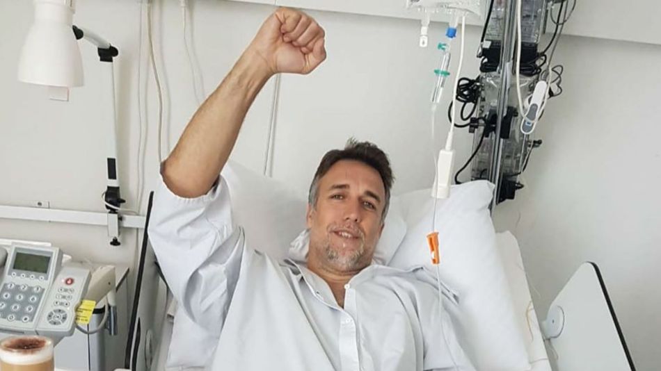 Gabriel Batistuta fue operado con éxito y mostró la prótesis que le colocaron