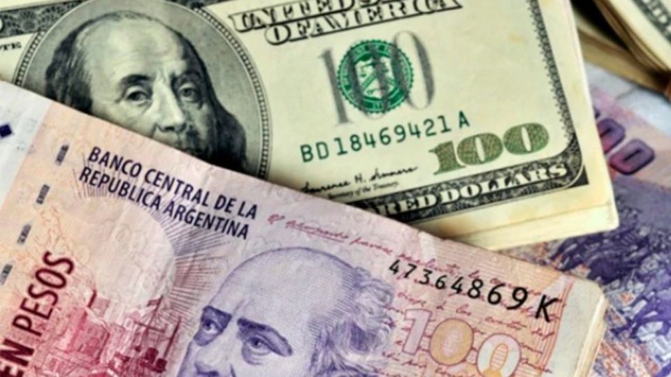 El dólar y el peso argentino.