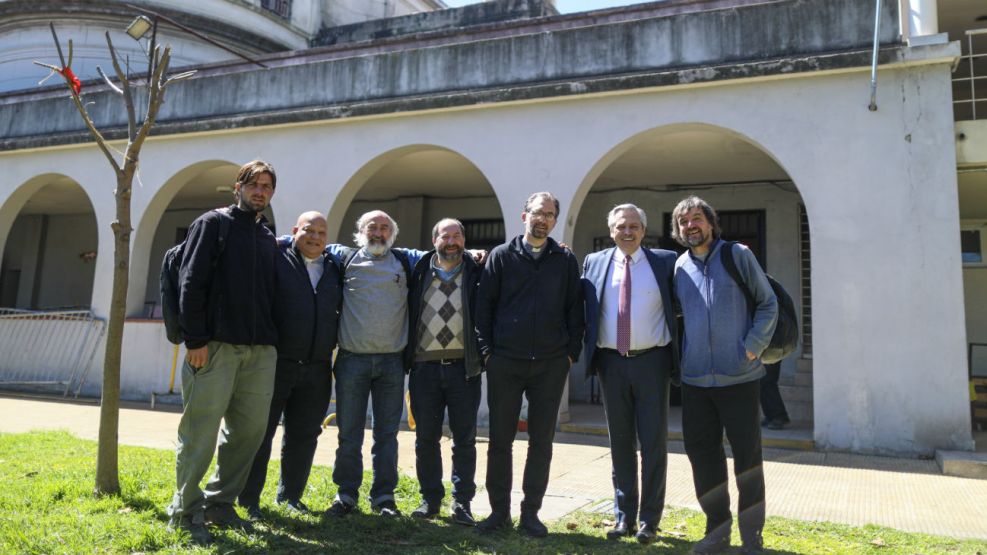 Alberto Fernández junto a los curas villeros en la parroquia de San Cayetano
