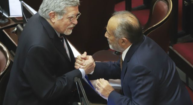 Fuentes y Rodríguez Saá dialogan en medio de la sesión.