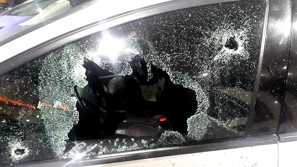 Mariano Valdés y Roxana González dijeron haberse tiroteado al detener su auto el auto en la autopista Buenos Aires-Rosario. Tres encapuchados bajaron de una 4x4 y les dispararon, según su versión..