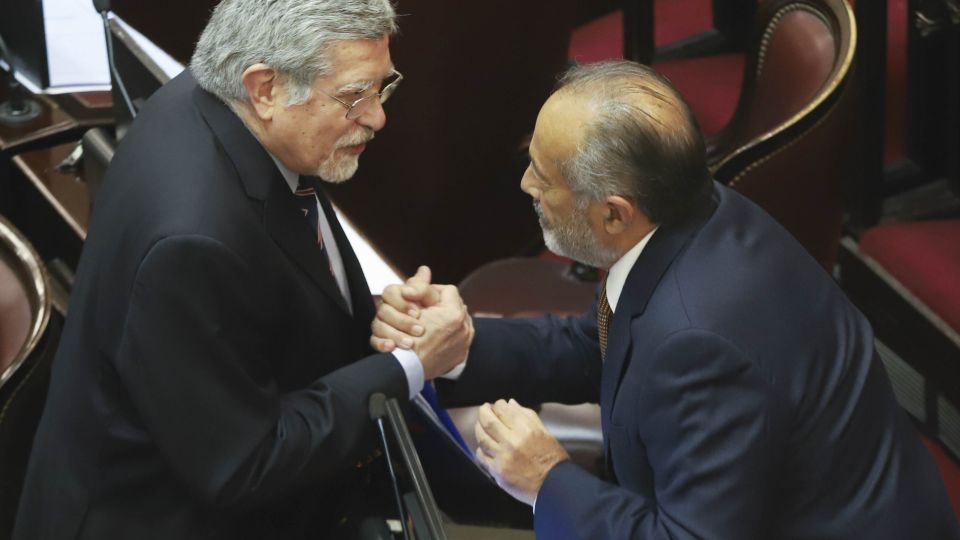 Fuentes y Rodríguez Saá dialogan en medio de la sesión.