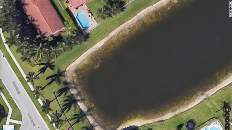 Un antiguo residente de un vecindario en Wellington, Florida, estaba haciendo una búsqueda en Google Earth cuando notó algo en el agua.