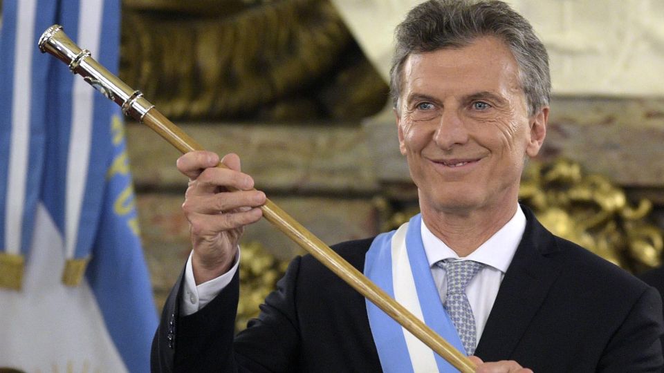 Mauricio Macri electo presidente con su bastón presidencial.