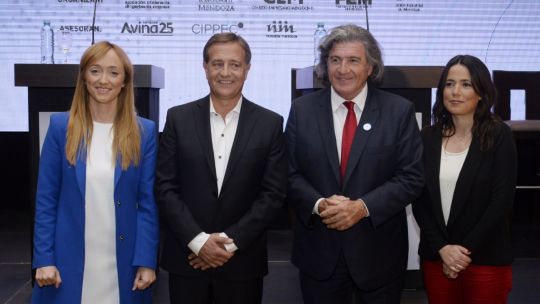 Los candidatos a gobernador por Mendoza; Anabel Fernández Sagasti de Frente Elegí; Rodolfo Suárez de Cambia Mendoza; José Luis Ramón de Protectora Fuerza Política y Noelia Barbeito de Frente de Izquierda y de los Trabajadores..