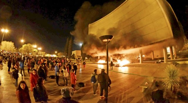 Graves disturbios se produjeron el 17 de septiembre en la Legislatura provincial, en Rawson, con rotura de vidrios del edificio y represión policial, luego de que se conociera la noticia de la muerte de dos docentes, quienes fallecieron en un accidente ocurrido en la Ruta 3 camino a Comodoro Rivadavia luego de participar de una protesta.