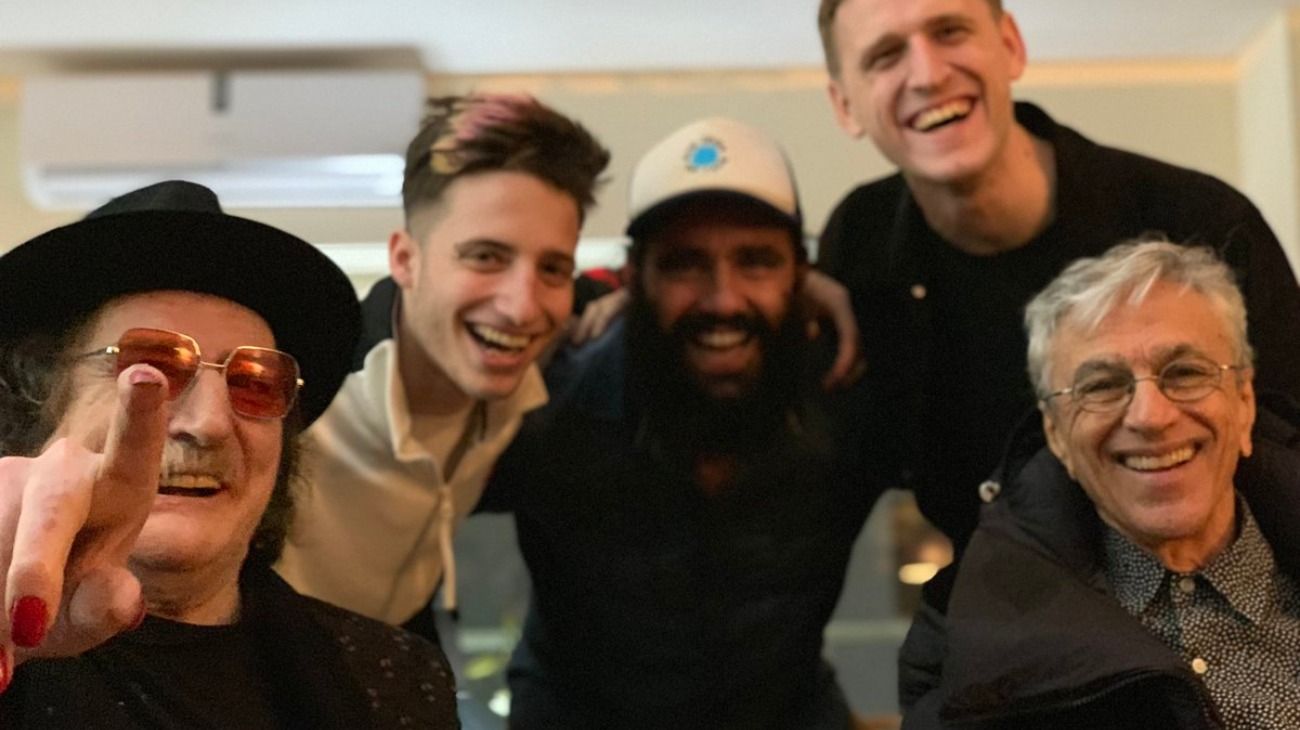 Caetano Veloso junto a Charly García y Pablo Sorín.