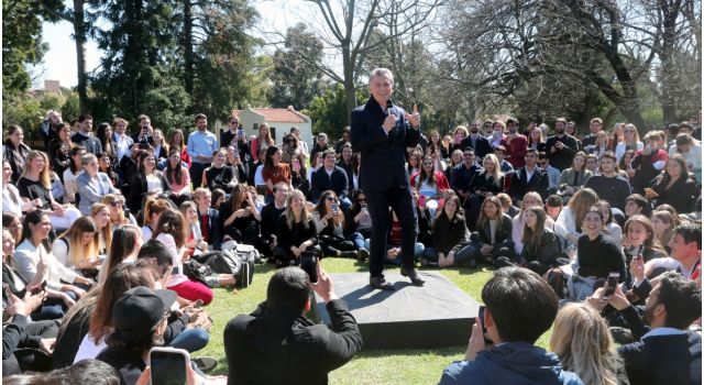 Mauricio Macri se reunió con jóvenes en Olivos para debatir sobre el cambio climático.