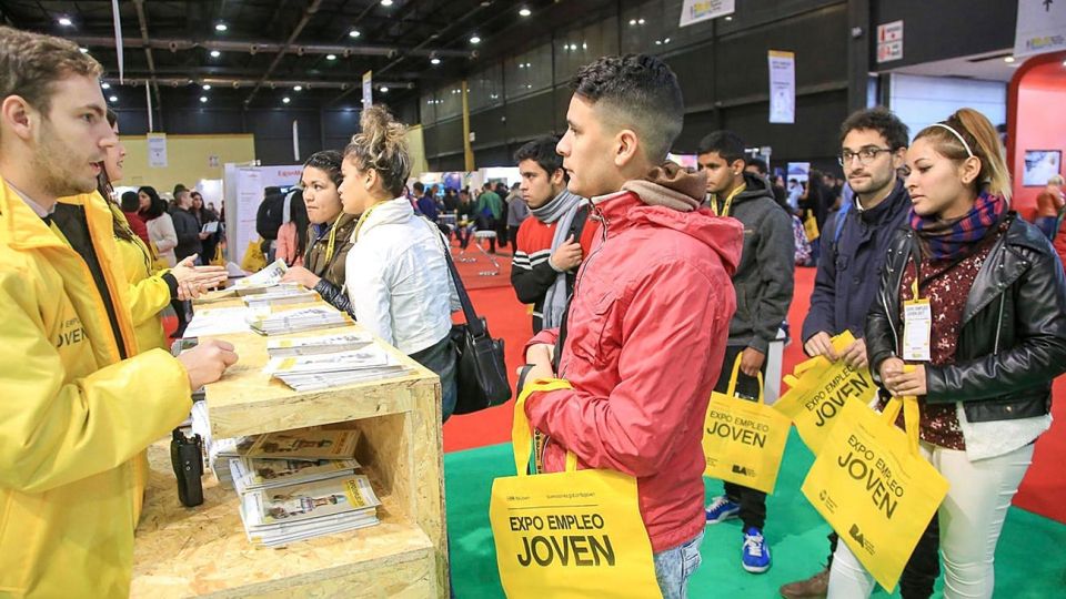 Colas. Una exposición de empleo juvenil en la Ciudad de Buenos Aires.