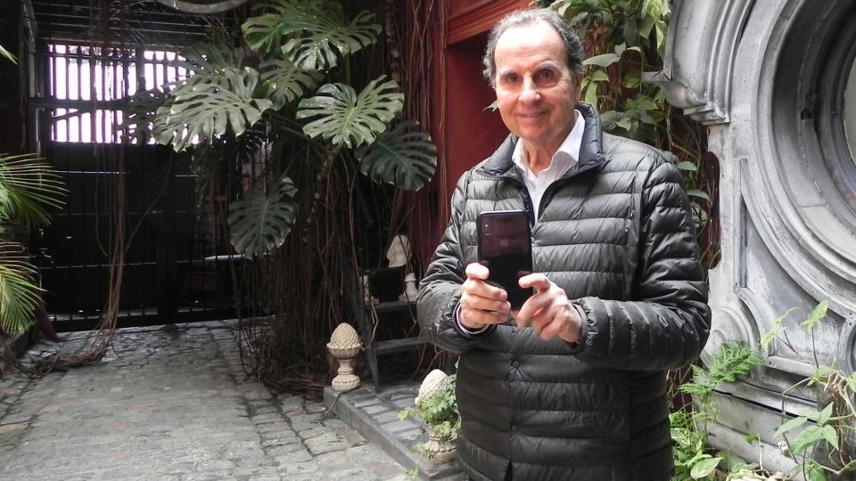 Aldo Sessa en el patio de su estudio.
