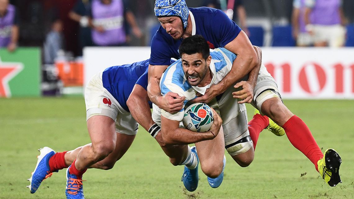 Argentina centre Jerónimo de la Fuente is tackled by France wing Yoann Huget and flanker Wenceslas Lauret during the Japan 2019 Rugby World Cup Pool C match between France and Argentina in Tokyo on September 21, 2019.