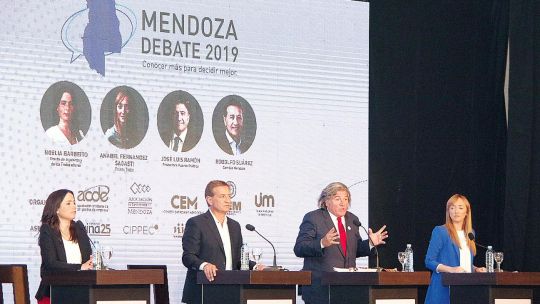 Debate. El jueves se cruzaron los candidatos en un evento organizado por las cámaras empresariales.