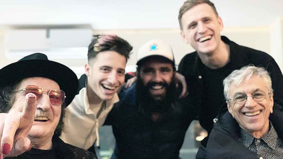 Juntos. Charly García, Wos, Sorín, Louta y Caetano Veloso en la comida que dio el ex futbolista.