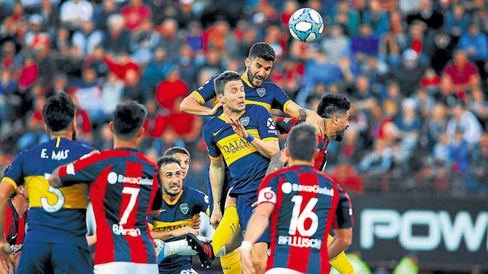 Jugada clave. Lisandro López es el que más alto salta y está por cabecear al gol. Fue un córner flotado que pedía la salida de Navarro.