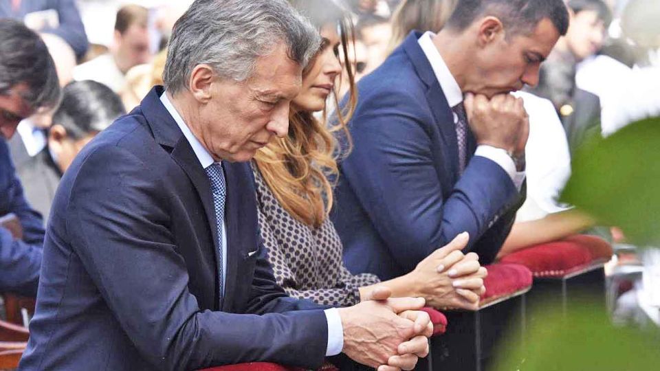 Rezo por vos. El Presidente en Salta durante la misa de la Fiesta del Señor y la Virgen del Milagro.