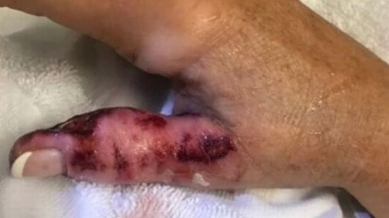 Jayne Sharp había decidido ir a un salón de bellezas, pero su plan para embellecerse las uñas.