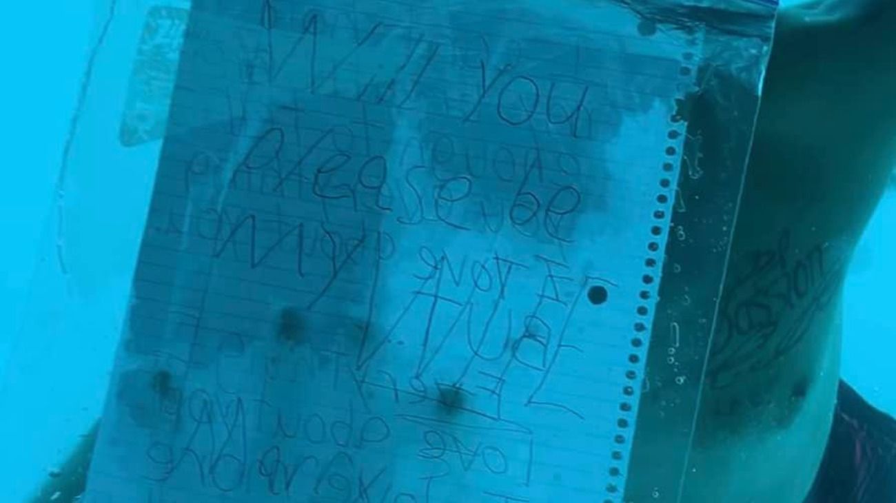 Steven Weber murió ahogado mientras le proponía matrimonio a su novia de una original manera durante unas vacaciones en Tanzania.