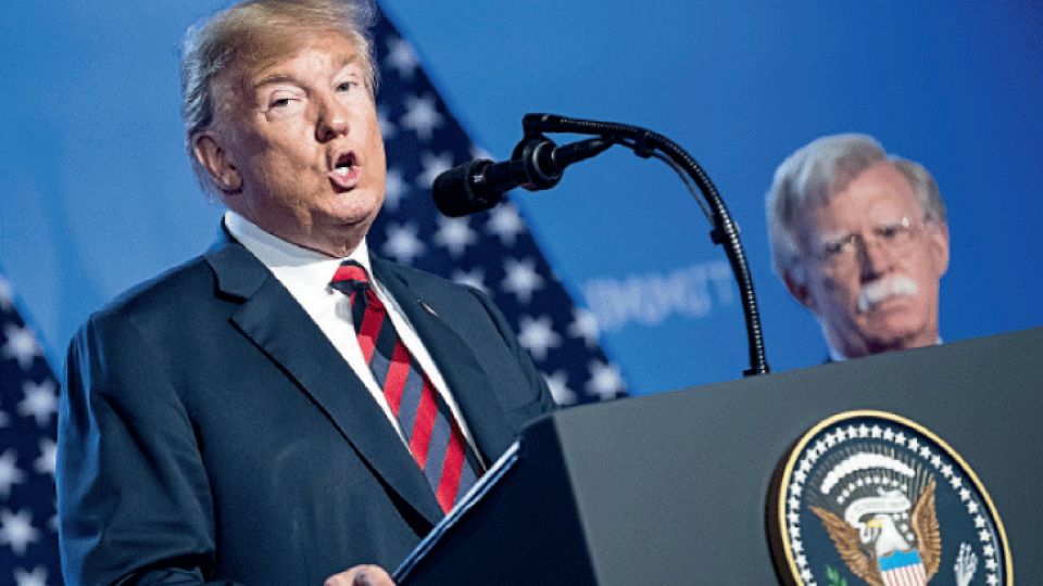 Dimisión. Trump aceptó la renuncia de su consejero en Seguridad Nacional, John Bolton, a su lado.