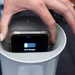 El Oblio es una estación Qi para la carga inalámbrica de smartphones. 