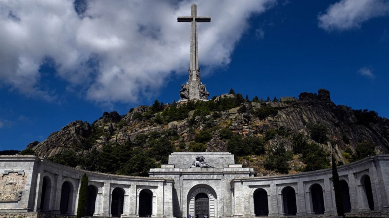 El mausoleo de Francisco Franco en una basílica horadada en el flanco de una montaña, en la sierra del Guadarrama, y coronada por una cruz de 150 metros de altura.