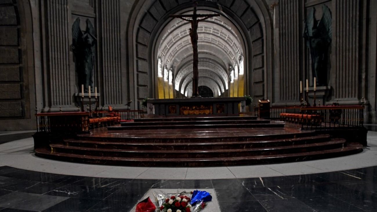 El mausoleo de Francisco Franco en una basílica horadada en el flanco de una montaña, en la sierra del Guadarrama, y coronada por una cruz de 150 metros de altura.