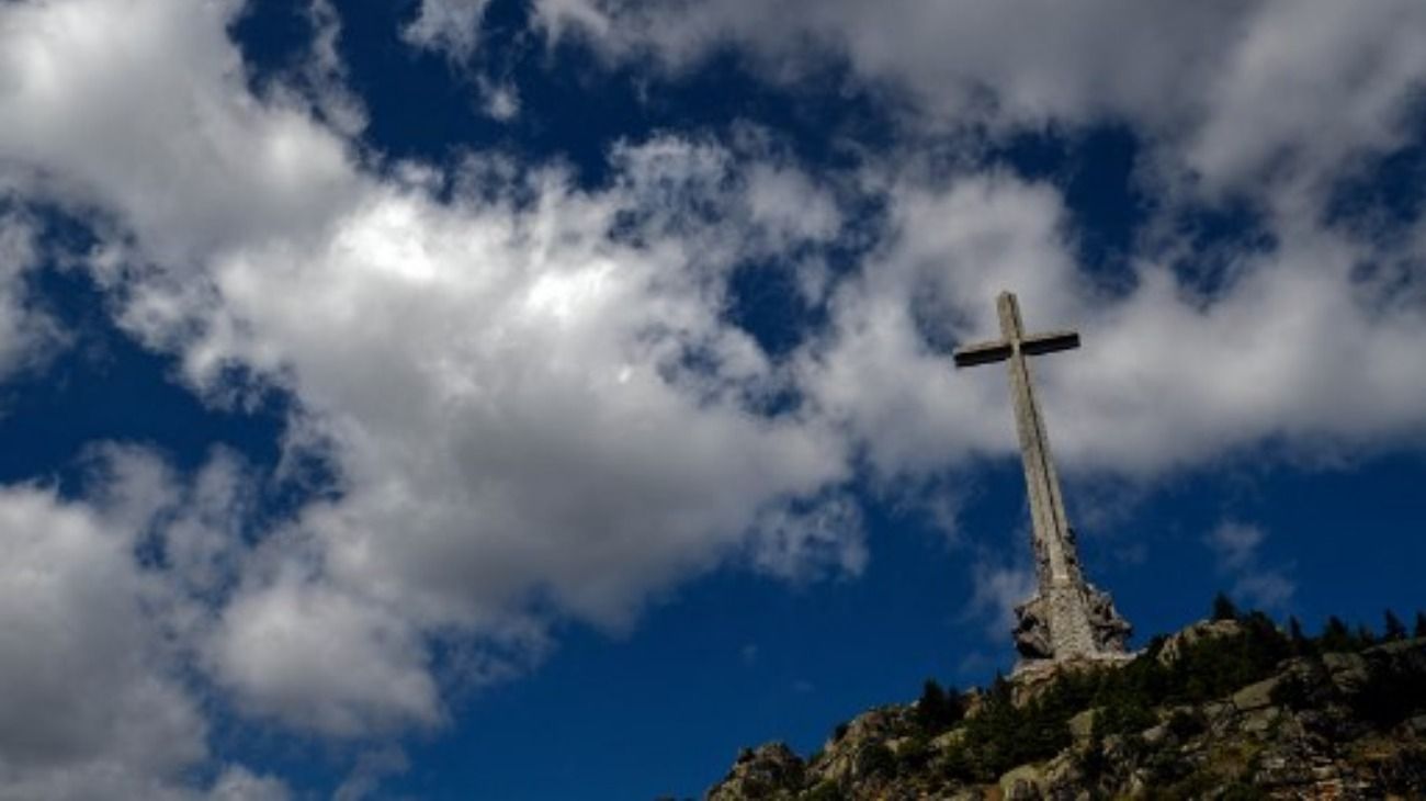 El mausoleo de Francisco Franco en una basílica horadada en el flanco de una montaña, en la sierra del Guadarrama, y coronada por una cruz de 150 metros de altura.