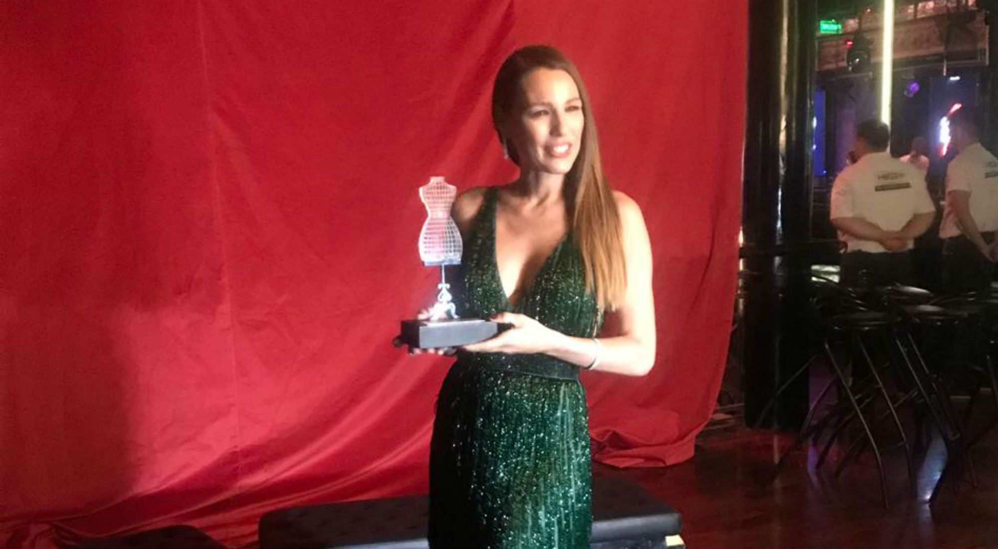 Pampita fue homenajeada en la gala de CARAS MODA