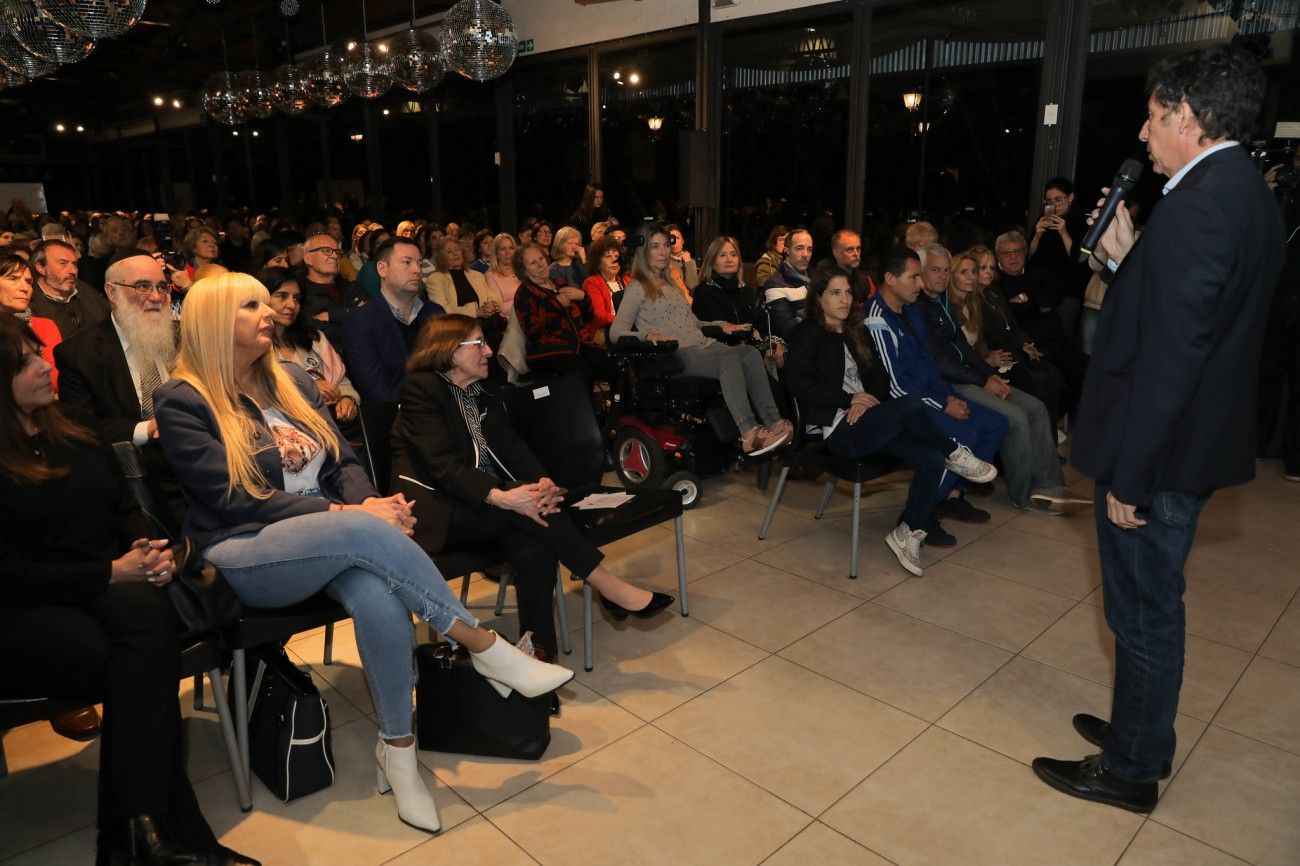 El intendente adelantó que Educación en Valores va a llegar a cada uno de los barrios del distrito, colegios, casas e instituciones no gubernamentales “para que los valores sean la base para lograr una sociedad más justa; para que no sólo se piense en hoy, sino en las generaciones siguientes”.