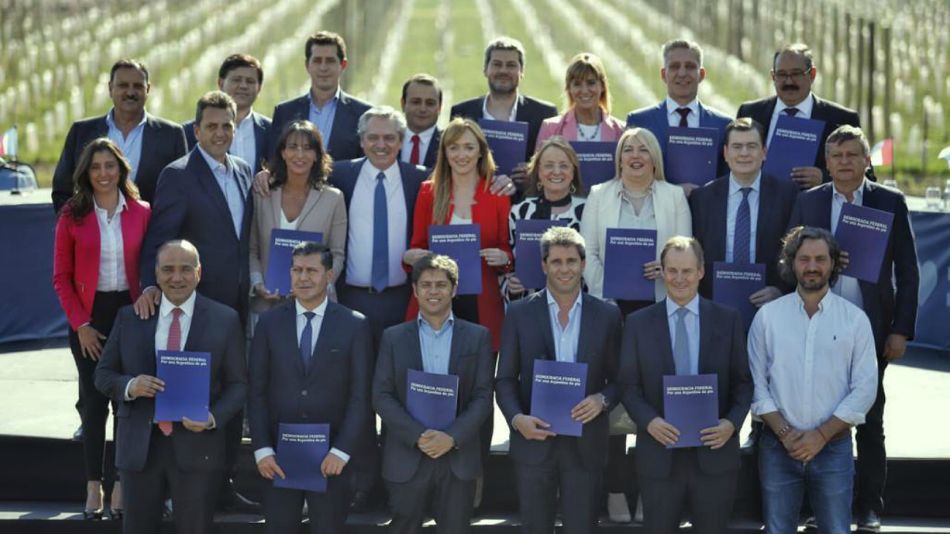 Alberto Fernández y equipo, de campaña.