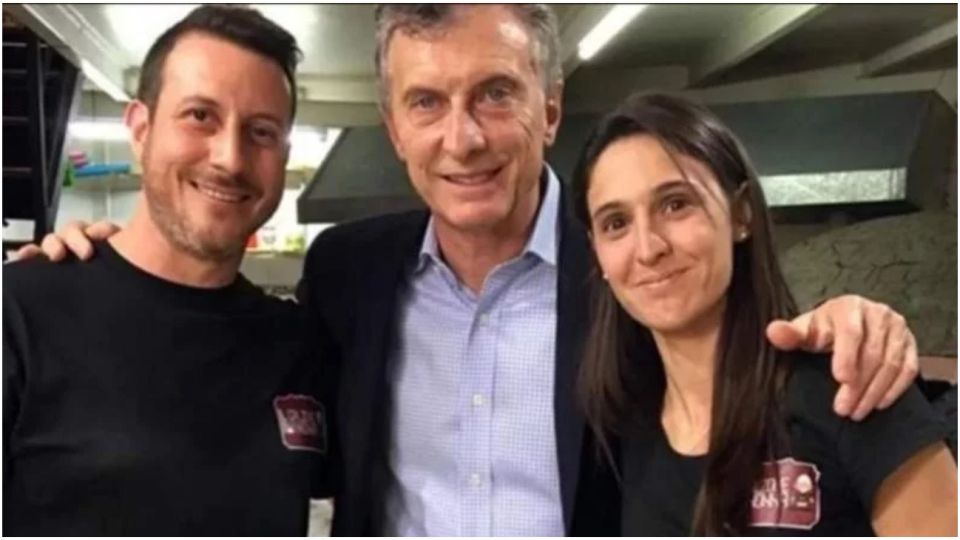Mauricio Macri con los dueños de la pizzería Il Calzone della Nona en Escobar.