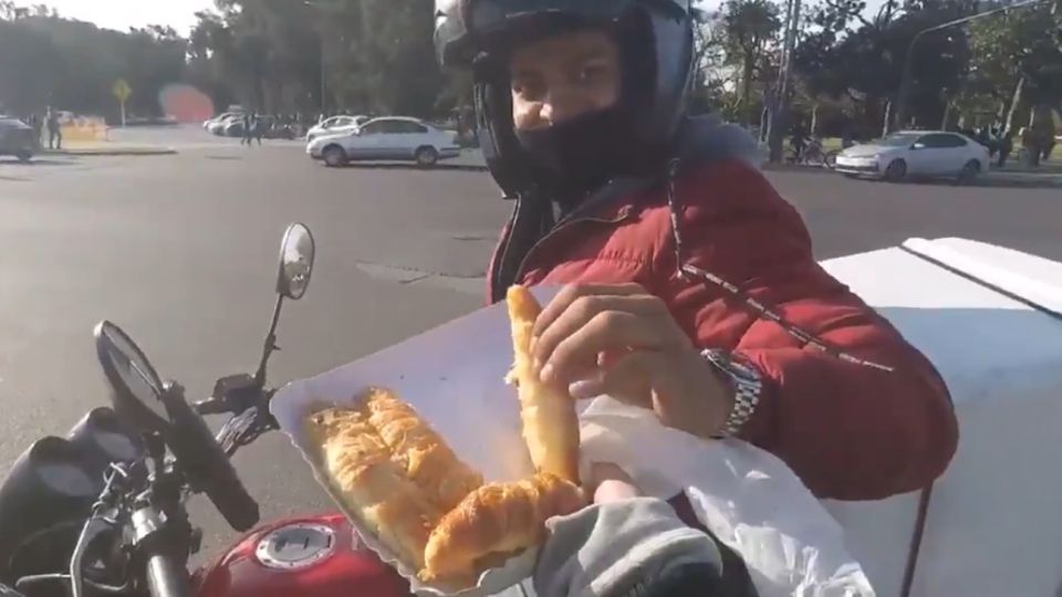 En el recorrido, los moto-churros llevaron facturas a transeúntes, taxistas, trabajadores de delivery y hasta policías.