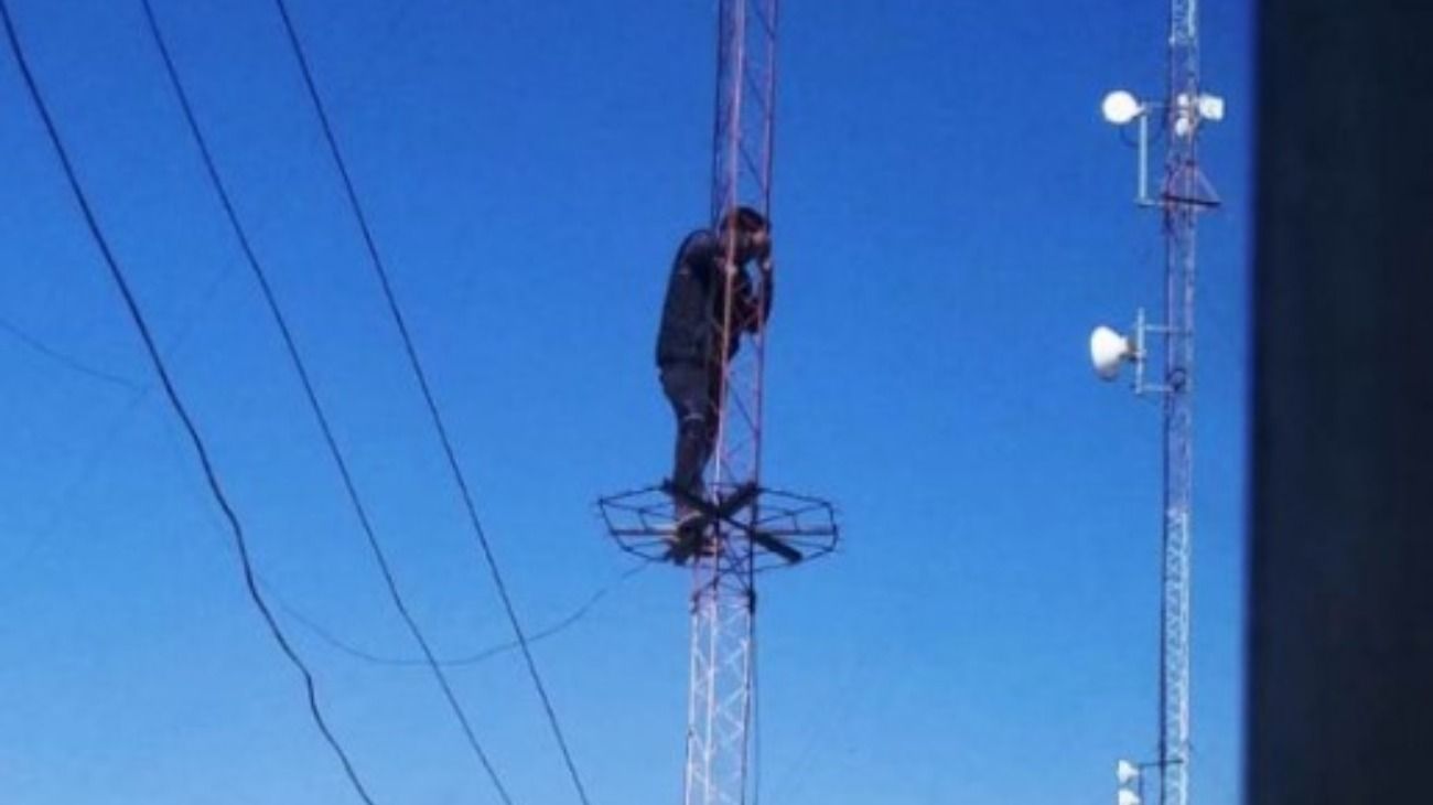 Las Heras. Un hombre se subió a una antena de radio y amenaza con suicidarse.