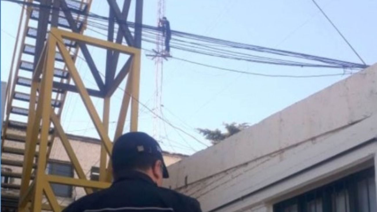 Las Heras. Un hombre se subió a una antena de radio y amenaza con suicidarse.