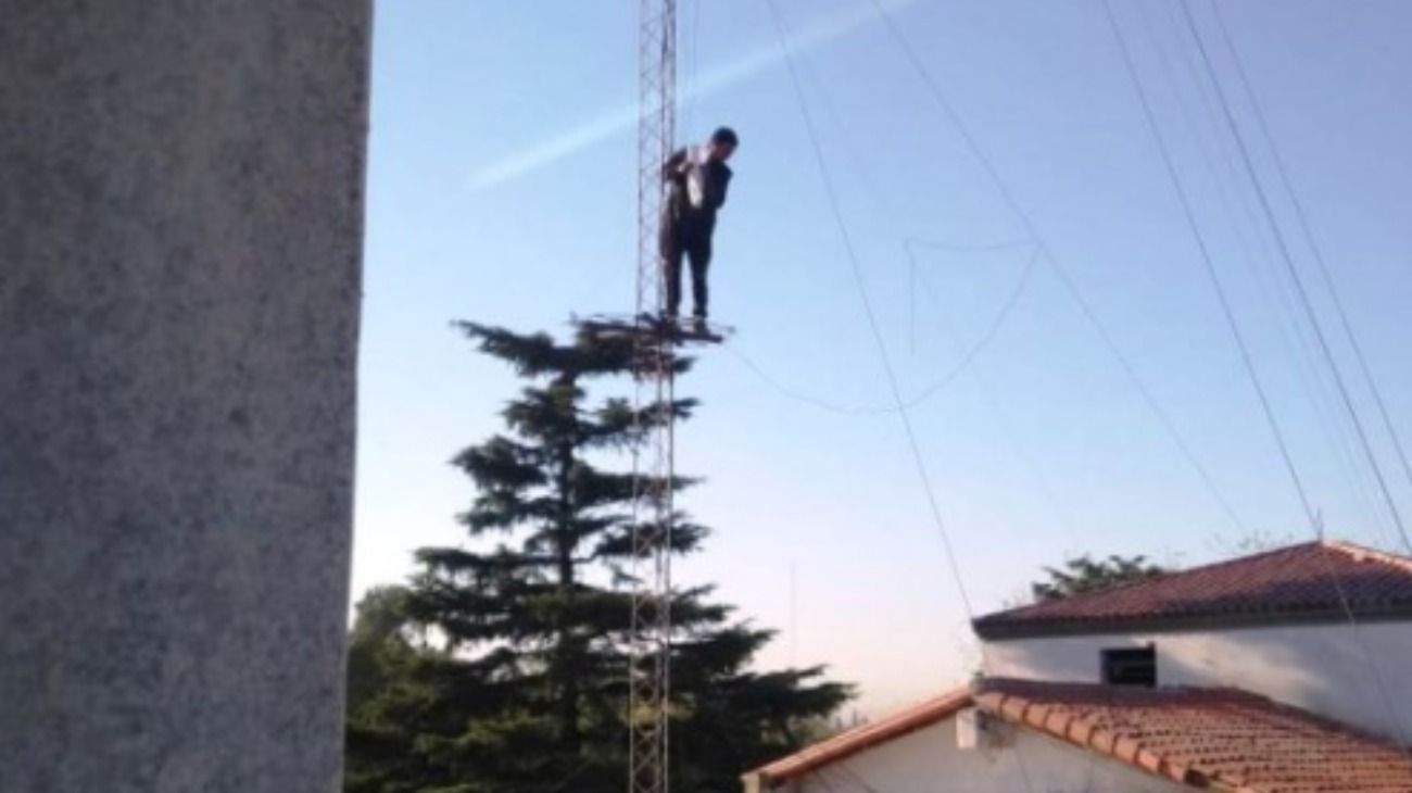 Las Heras. Un hombre se subió a una antena de radio y amenaza con suicidarse.