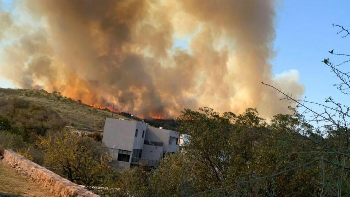 Combaten Un Gran Incendio En Las Afueras De Villa Carlos Paz Perfil 4654