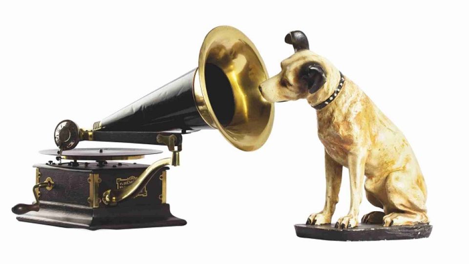 NIPPER, EL PERRITO DE LA RCA. El perrito que escuchaba la voz de su amo en un fonógrafo fue creado por el pintor inglés Henry Barraud.