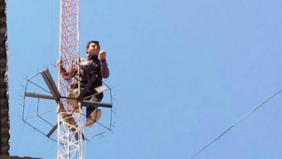 Las Heras. Un hombre se subió a una antena de radio y amenaza con suicidarse.