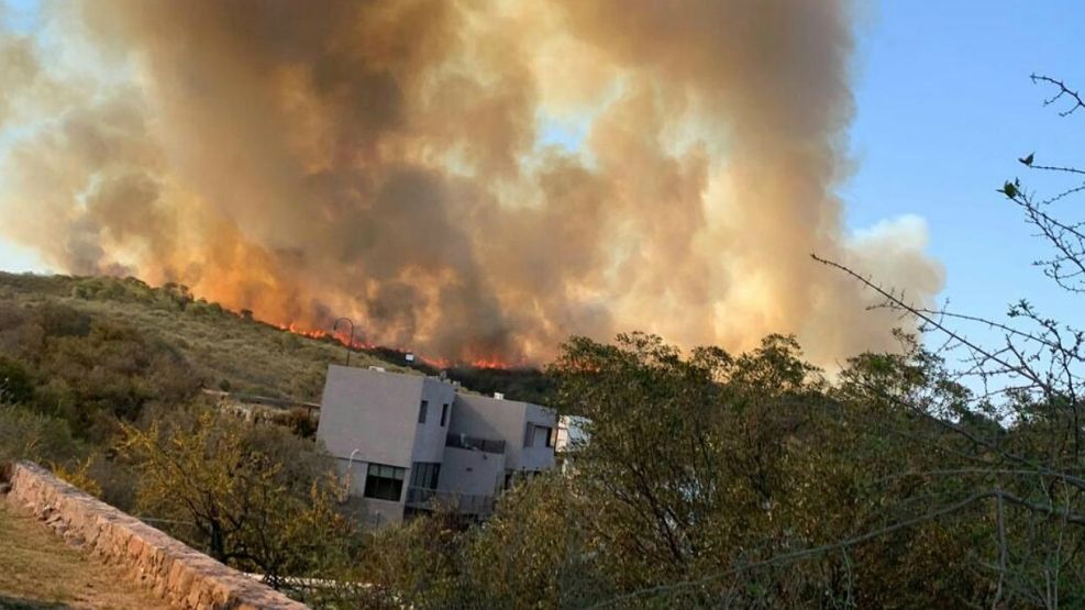 El incendio de Villa Carlos Paz, en la zona de la disco Keops.