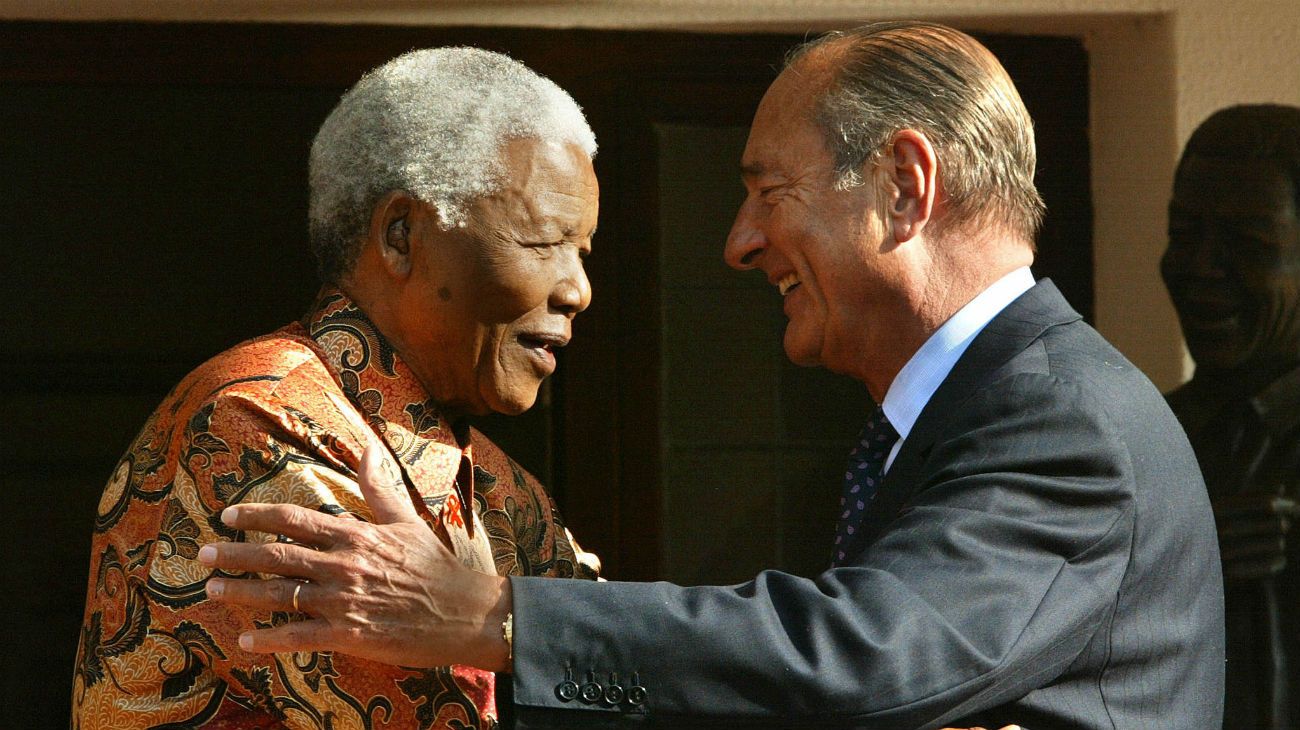 El 2 de septiembre de 2002, el presidente francés Jacques Chirac abraza al ex presidente sudafricano Nelson Mandela después de su reunión en Johannesburgo.