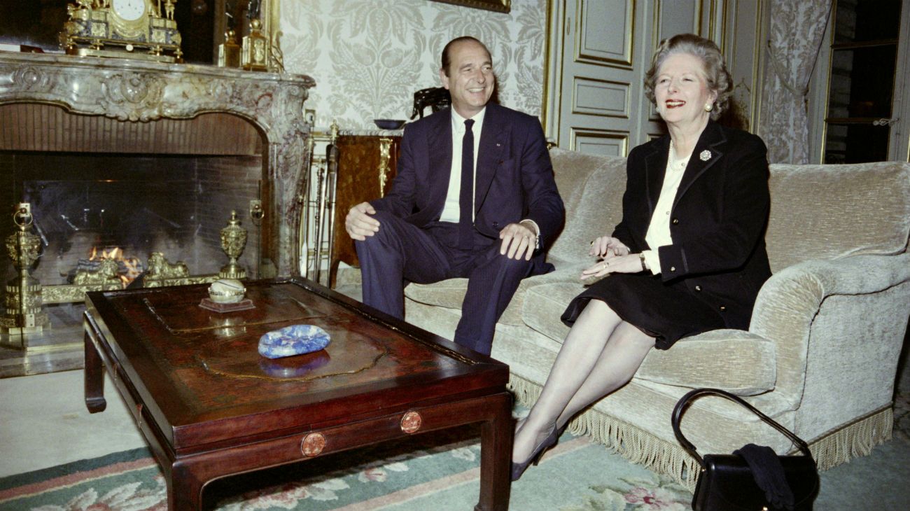El 22 de noviembre de 1987, la primera ministra británica Margaret Thatcher se reúne con su homólogo francés Jacques Chirac en el Hotel Matignon en París.