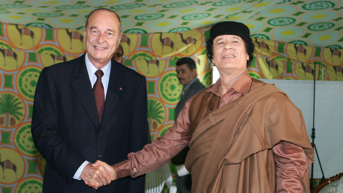 El 24 de noviembre de 2004, el líder libio Moamer Kadhafi (dcha.) se da la mano con el presidente francés Jacques Chirac en el palacio Bab Azizia en Trípoli.