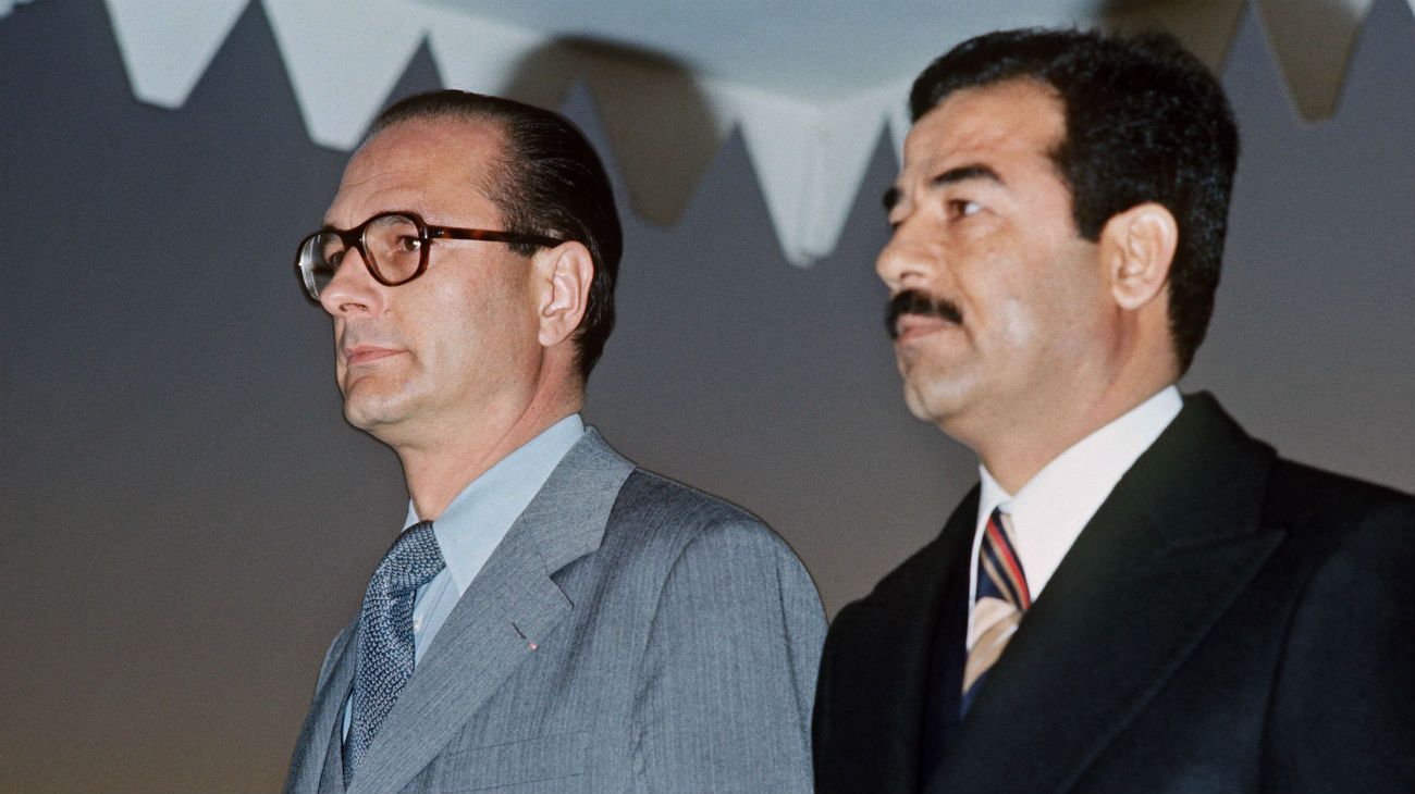 El 25 de enero de 1976 el primer ministro francés Jacques Chirac (izq.) escucha himnos nacionales con el presidente iraquí Saddam Hussein a su llegada a Bagdad. 