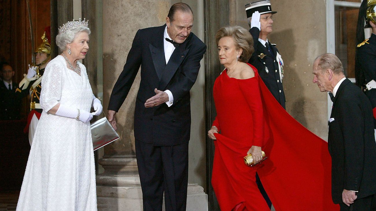 El 5 de abril de 2004, el presidente francés Jacques Chirac y su esposa Bernadette reicben en el Palacio del Elíseo en París para un banquete estatal a la reina Isabel II de Gran Bretaña.