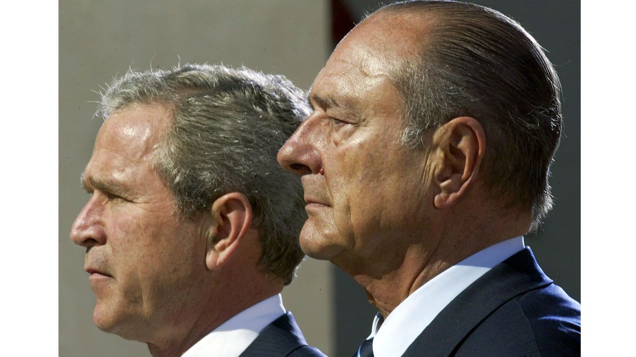 El 6 de junio de 2004, el presidente de los EE.UU. George W. Bush (izq.) y su homólogo francés, Jacques Chirac, durante una ceremonia de colocación de coronas en el cementerio estadounidense de Colleville-Sur-Mer.