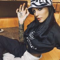 ¡No para! Cande Tinelli se tatuó una Kitty "muerta" en su frente