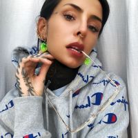 ¡No para! Cande Tinelli se tatuó una Kitty "muerta" en su frente