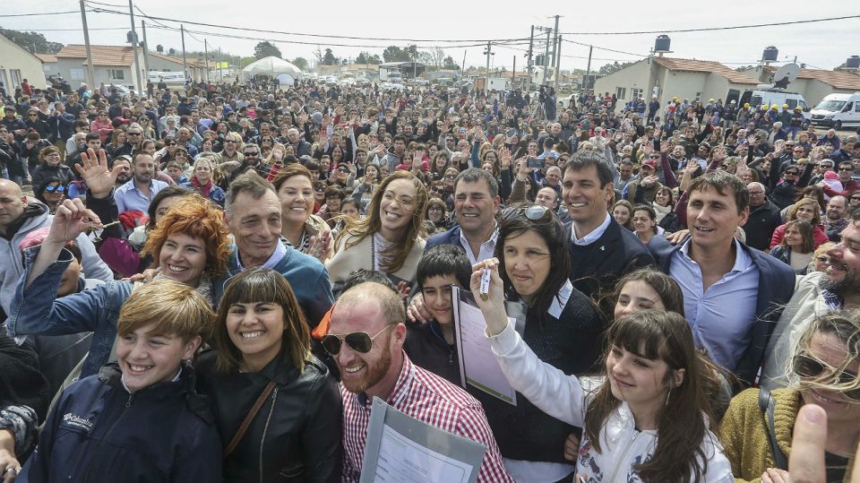 María Eugenia Vidal de campaña en Azul, junto al intendente Hernán Bertellys.