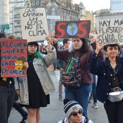 Un centenar de jóvenes marcharon desde Plaza de Mayo al Congreso